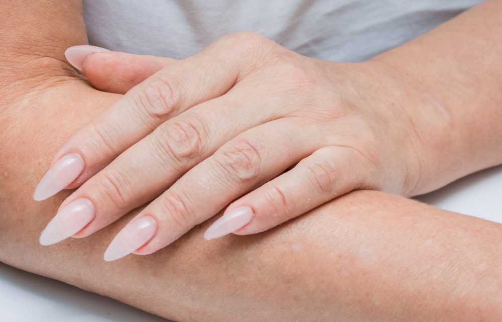 Hur du vårdar dina naturliga naglar under lösnaglar